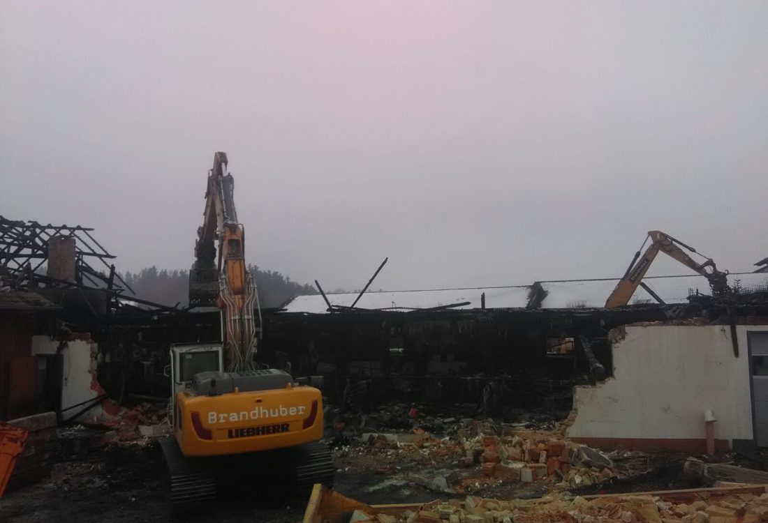 Räumung Brandstelle landw. Gebäude, Falkenberg
