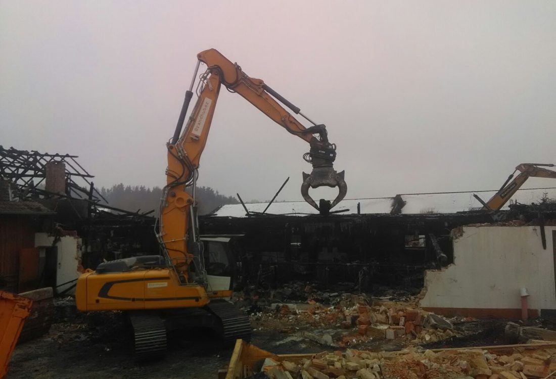 Räumung Brandstelle landw. Gebäude, Falkenberg