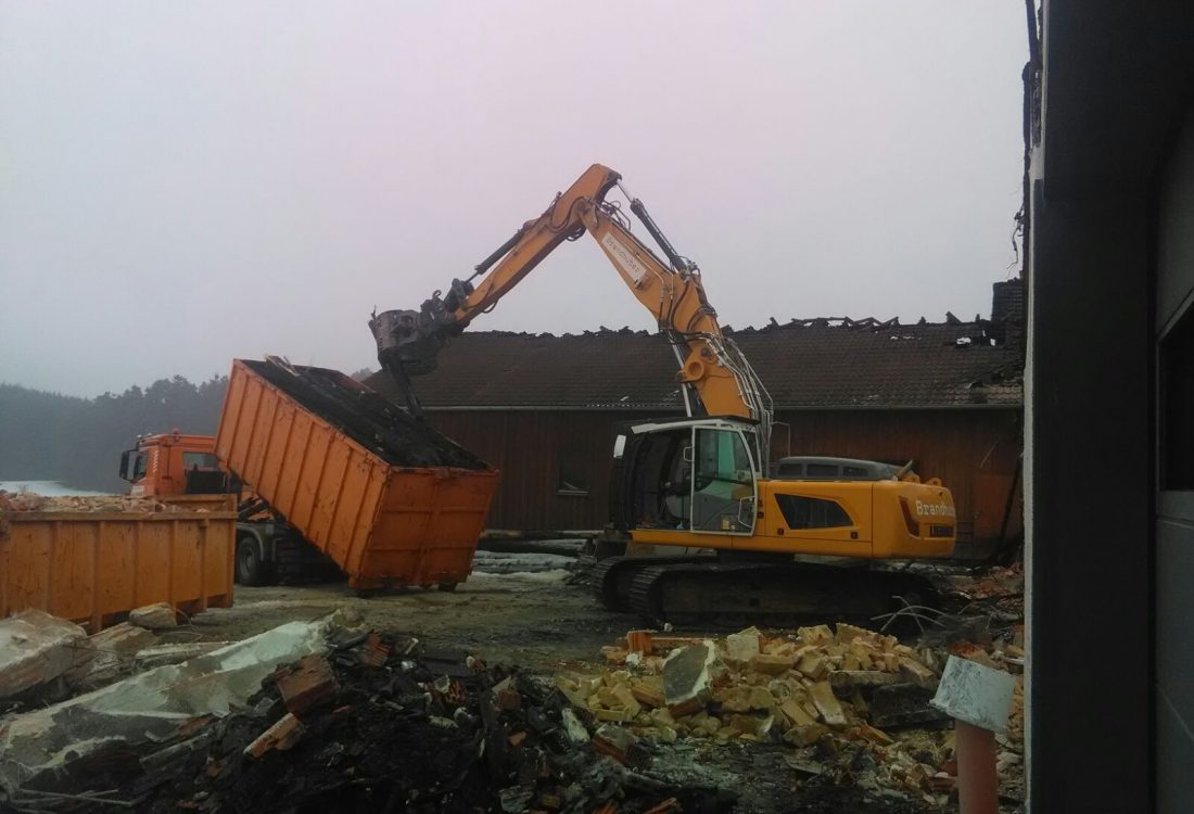 Räumung Brandstelle landw. Gebäude, Falkenberg