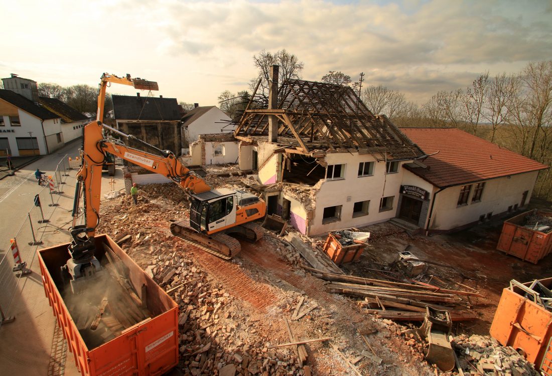 Abbruch Gaststaette mit Wohnhaus, Ettling